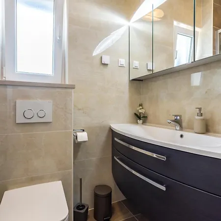 Flores Luxury Suites-rogoznica Apartment
