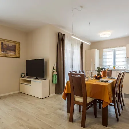 Flores Luxury Suites-rogoznica *