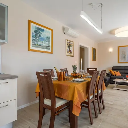 Flores Luxury Suites-rogoznica Апартаменты *