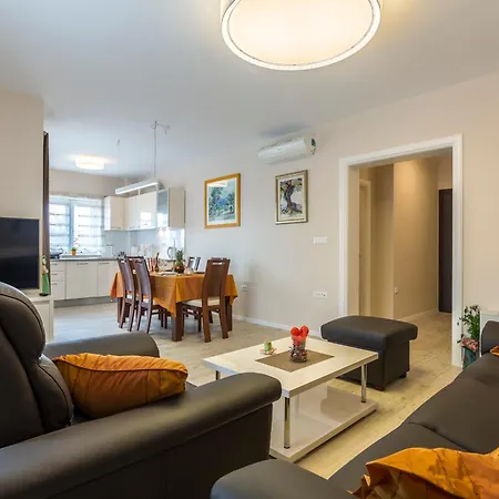 Apartment Flores Luxury Suites-rogoznica *