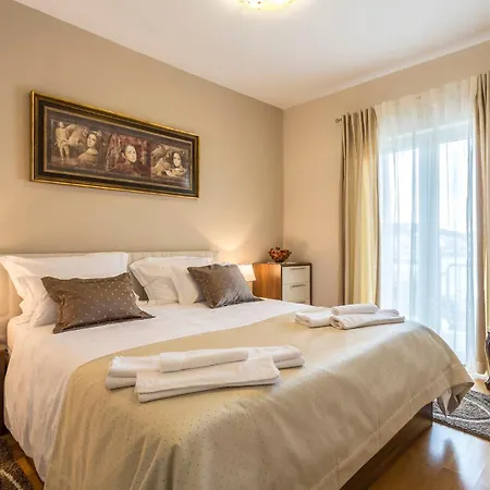 Apartment Flores Luxury Suites-rogoznica