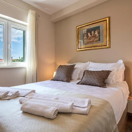 Flores Luxury Suites-rogoznica Apartment