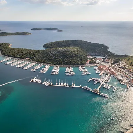 Daire Flores Luxury Suites-rogoznica *