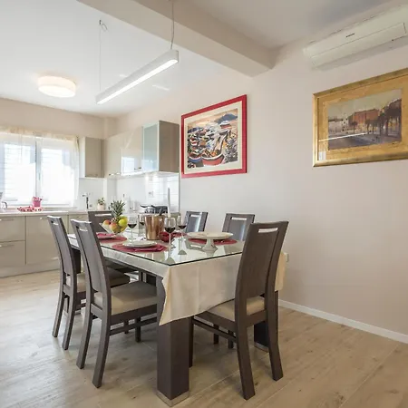 Flores Luxury Suites-rogoznica Apartment *