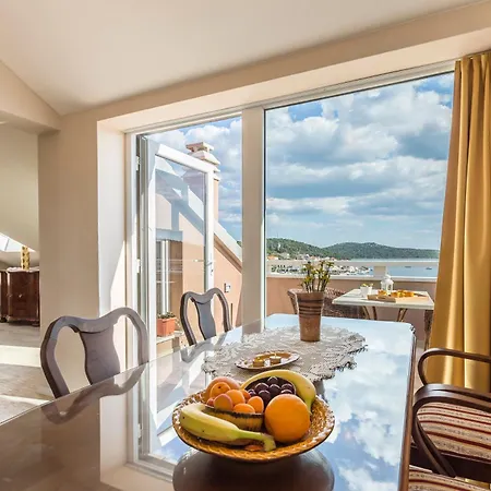 Apartment Flores Luxury Suites-rogoznica *