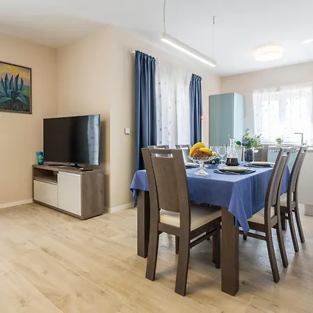 Apartment Flores Luxury Suites-rogoznica