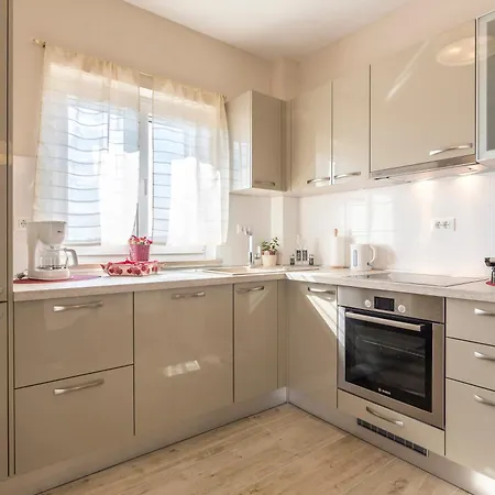 Flores Luxury Suites-rogoznica Apartment *