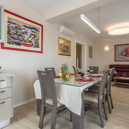 Flores Luxury Suites-rogoznica Apartment