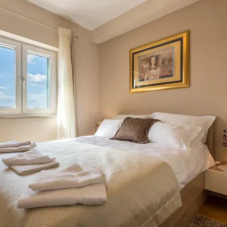 Flores Luxury Suites-rogoznica Apartment *