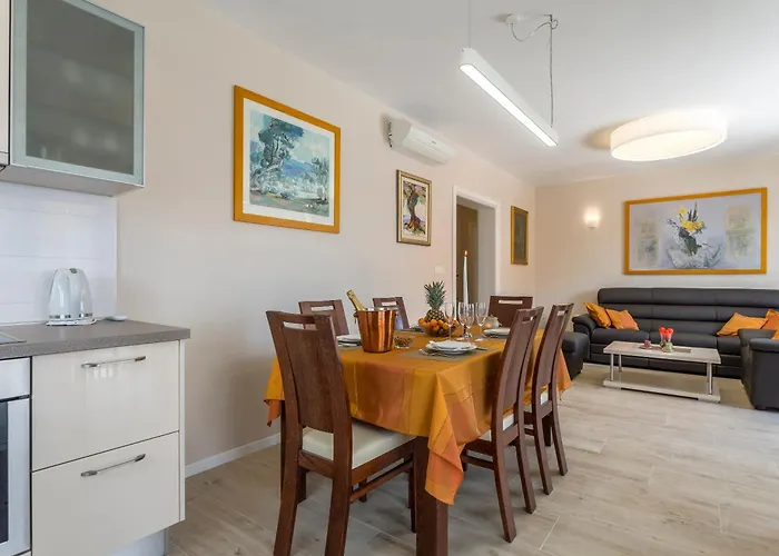 Flores Luxury Suites-rogoznica Апартаменты *