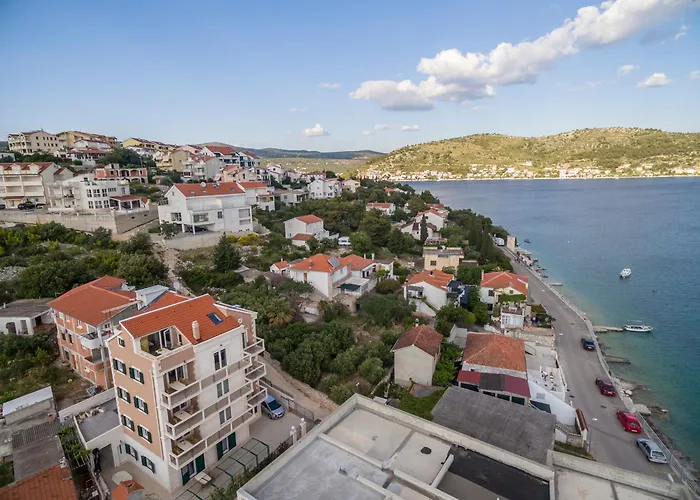 Flores Luxury Suites-rogoznica Апартаменты *